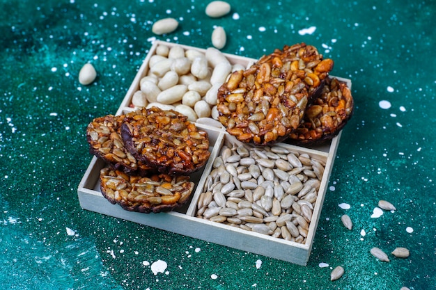 Biscotti canditi del dado senza glutine con i semi del cioccolato, dell'arachide e di girasole, vista superiore
