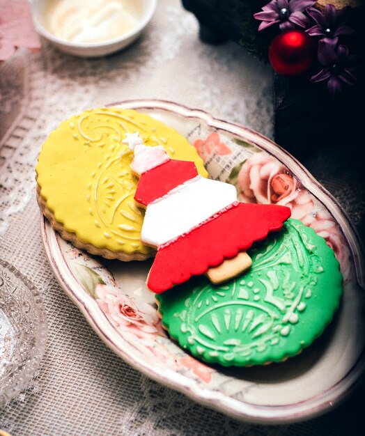 Biscotti colorati su un piccolo piatto