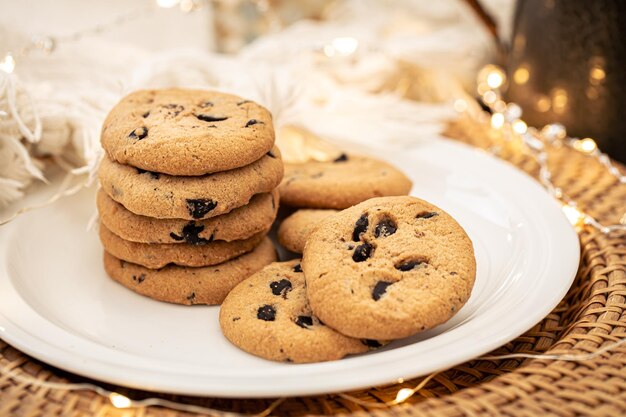 Biscotti con gocce di cioccolato primo piano su un piatto