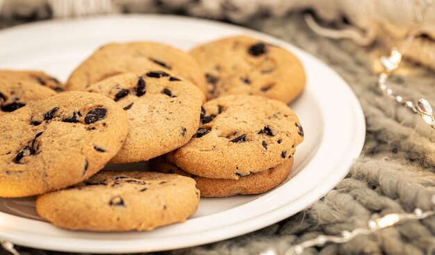 Biscotti con gocce di cioccolato primo piano su un piatto