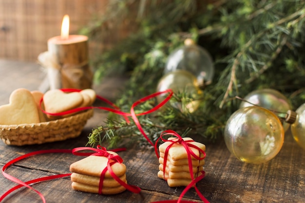 Biscotti con palline sul tavolo