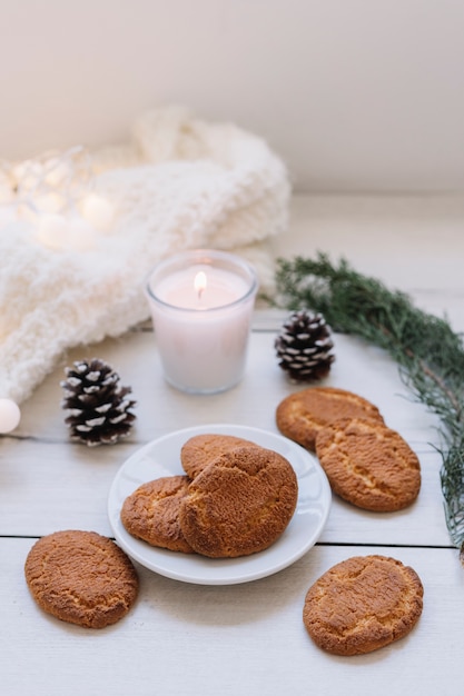 Biscotti con rami verdi sul tavolo