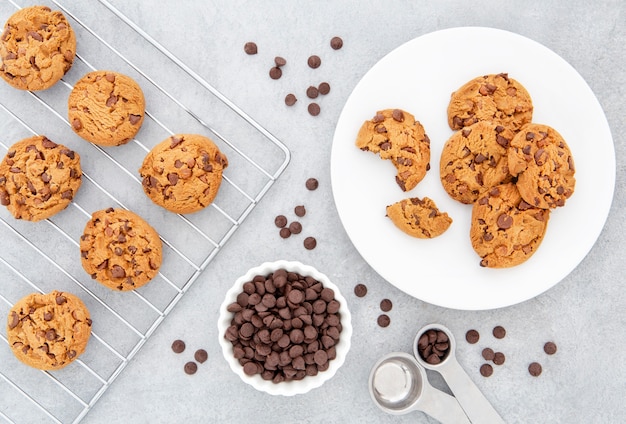 Biscotti con vista dall'alto e gocce di cioccolato in cucina