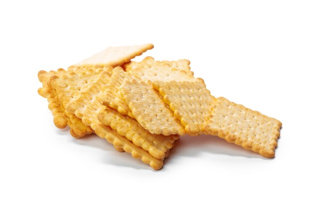 Biscotti cracker isolati su sfondo bianco
