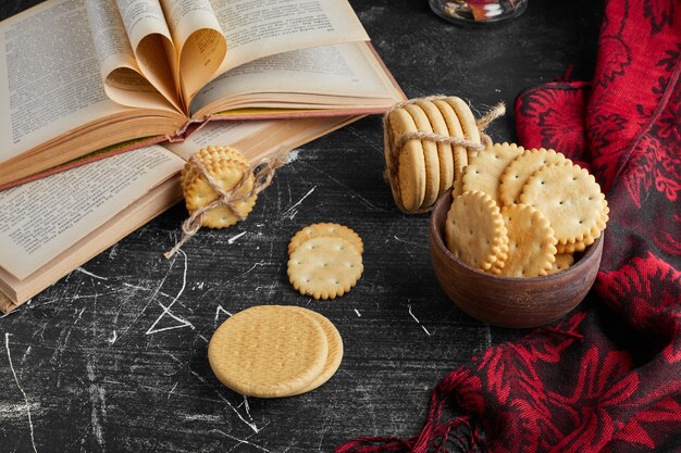 Biscotti croccanti in una tazza di legno.