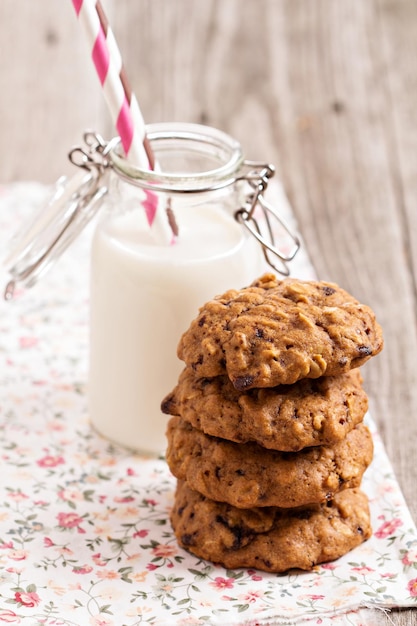 Biscotti d'avena con latte