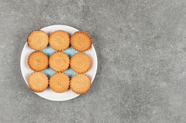 Biscotti del panino ripieni di crema sulla zolla bianca