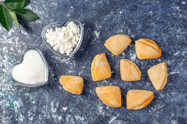 Biscotti del triangolo dei piedi di corvi dei biscotti di zucchero e della ricotta, vista superiore