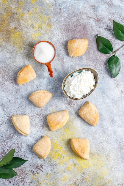 Biscotti del triangolo dei piedi di corvi dei biscotti di zucchero e della ricotta, vista superiore