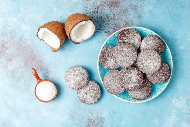 Biscotti deliziosi della noce di cocco e del cioccolato con la noce di cocco, vista superiore