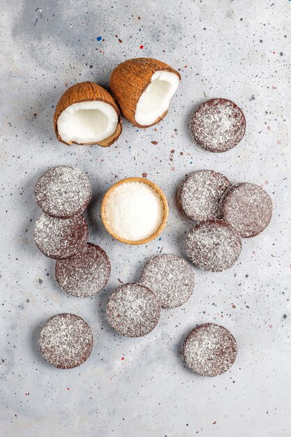 Biscotti deliziosi della noce di cocco e del cioccolato con la noce di cocco, vista superiore