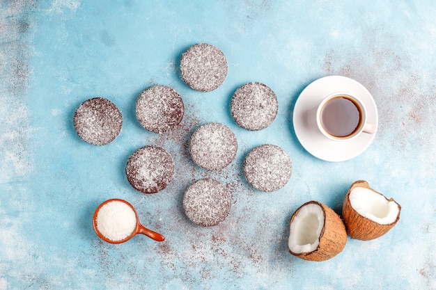 Biscotti deliziosi della noce di cocco e del cioccolato con la noce di cocco