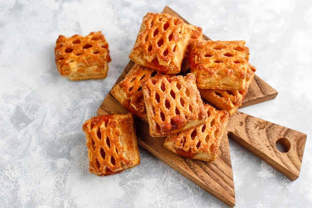 Biscotti deliziosi dolci con l'inceppamento della frutta, vista superiore