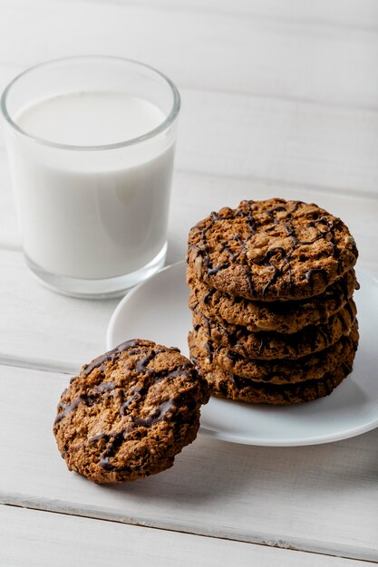 Biscotti deliziosi e bicchiere di latte