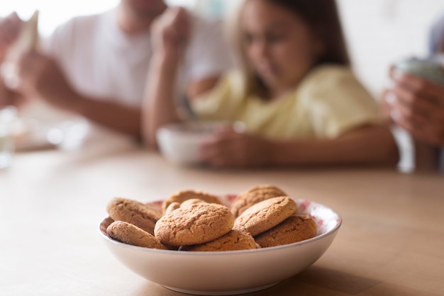 Biscotti deliziosi in ciotola sulla tavola