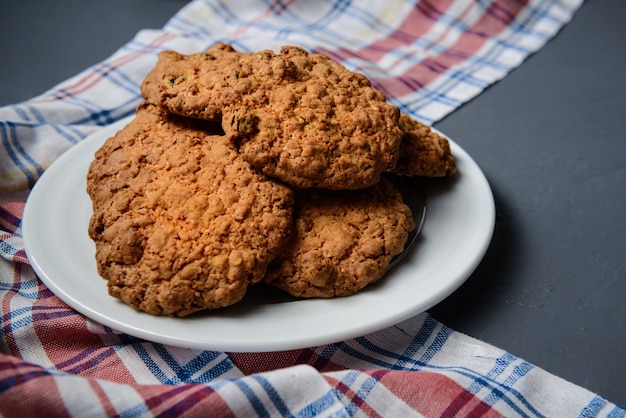 Biscotti di avena sul piatto su gray