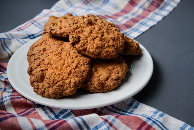 Biscotti di avena sul piatto su gray