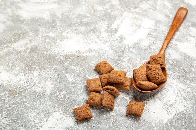 biscotti di cuscino dolce su bianco