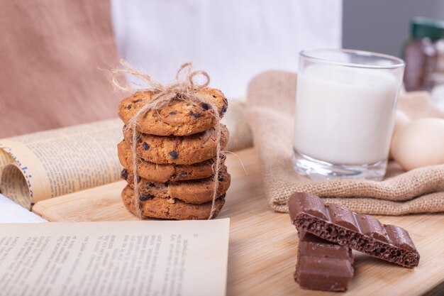 Biscotti di farina d'avena con gocce di cioccolato in un mucchio avvolto con un filo rustico