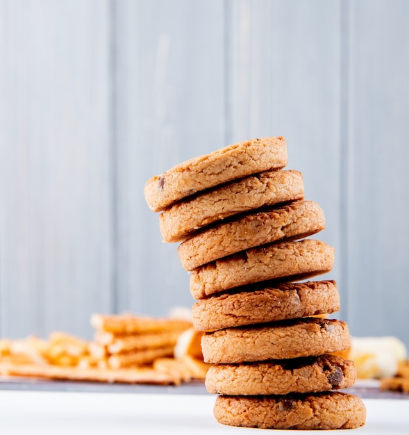 Biscotti di farina d'avena di vista frontale con cioccolato sulla tavola