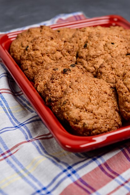 Biscotti di farina d'avena dolci in vassoio rosso