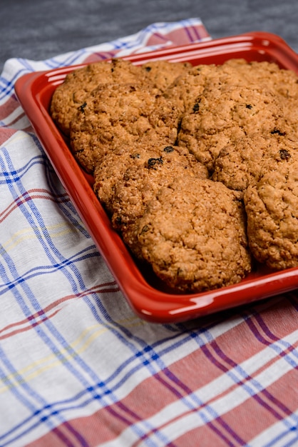 Biscotti di farina d'avena dolci in vassoio rosso