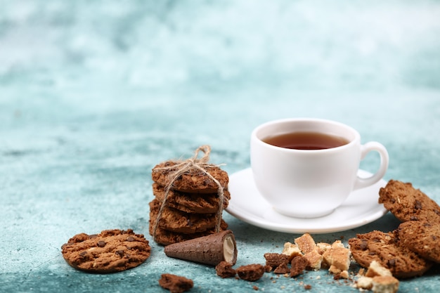 Biscotti di farina d'avena e scricchiolii con una tazza di tè.