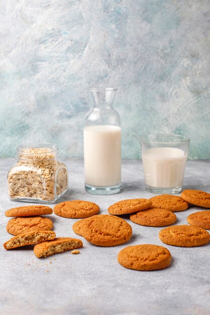 Biscotti di farina d'avena fatti in casa con una tazza di latte.