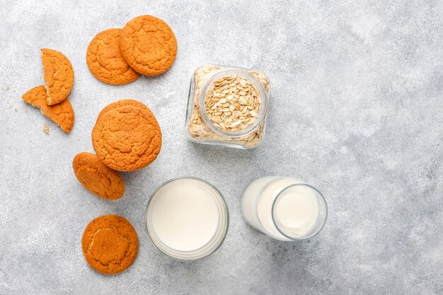 Biscotti di farina d'avena fatti in casa con una tazza di latte.