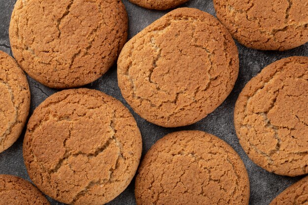 Biscotti di farina d'avena isolati su cemento grigio.