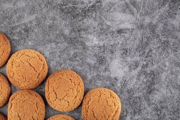 Biscotti di farina d'avena isolati su cemento grigio.