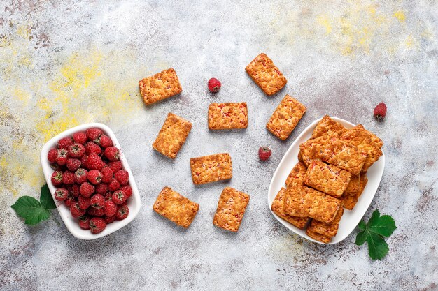 Biscotti di marmellata di lamponi deliziosi dolci con lamponi maturi, vista dall'alto