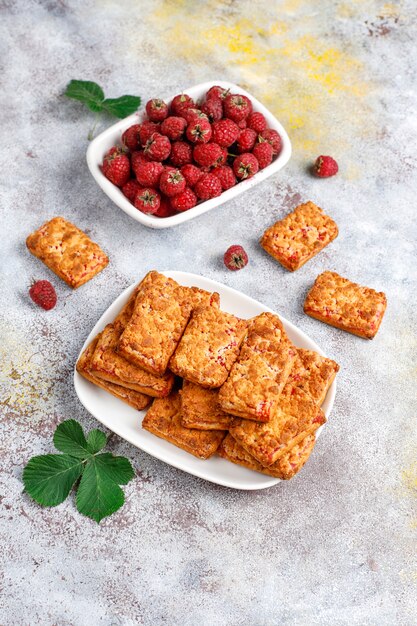 Biscotti di marmellata di lamponi deliziosi dolci con lamponi maturi, vista dall'alto