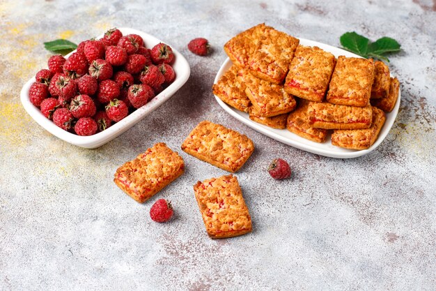 Biscotti di marmellata di lamponi deliziosi dolci con lamponi maturi, vista dall'alto