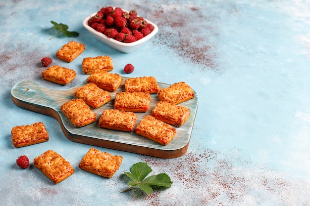 Biscotti di marmellata di lamponi deliziosi dolci con lamponi maturi, vista dall'alto