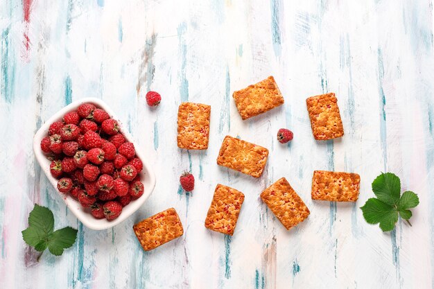 Biscotti di marmellata di lamponi deliziosi dolci con lamponi maturi, vista dall'alto