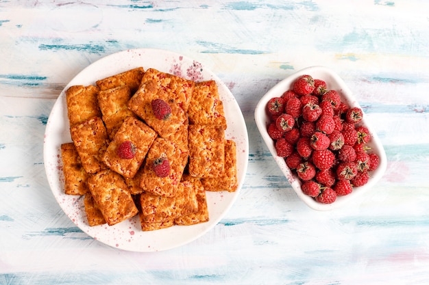 Biscotti di marmellata di lamponi deliziosi dolci con lamponi maturi, vista dall'alto