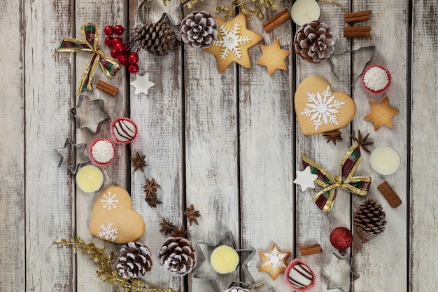 Biscotti di Natale a forma di cerchio su un tavolo di legno