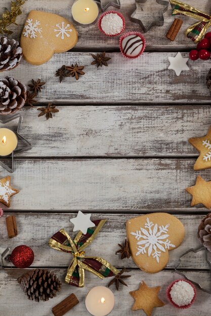 Biscotti di Natale a forma di cerchio su un tavolo di legno