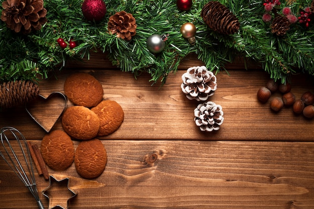 Biscotti di natale di vista superiore con fondo di legno