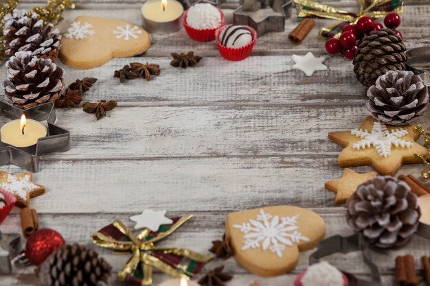 biscotti di Natale e decorazioni che fanno un cerchio