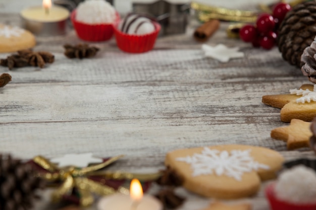 biscotti di Natale e decorazioni che fanno un cerchio
