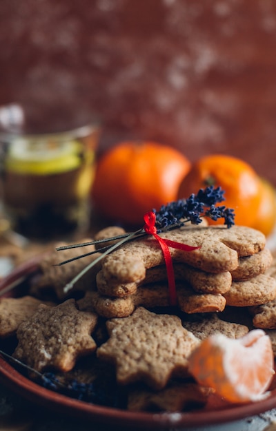 Biscotti di pan di zenzero di Natale o di nuovo anno su un piatto