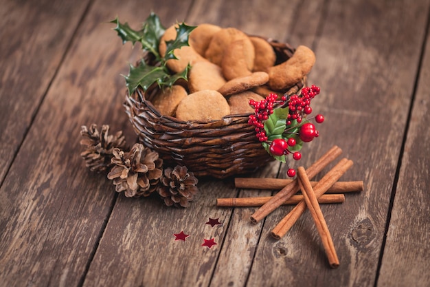 Biscotti di pasta frolla nel cesto incantevole