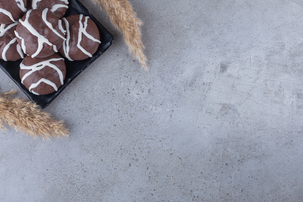 Biscotti di pasta frolla ricoperti di cioccolato bianco e fondente.