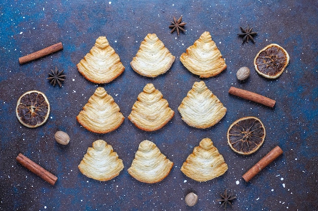 Biscotti di pasta sfoglia a forma di albero di Natale.