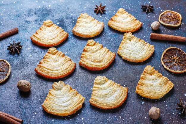 Biscotti di pasta sfoglia a forma di albero di Natale.