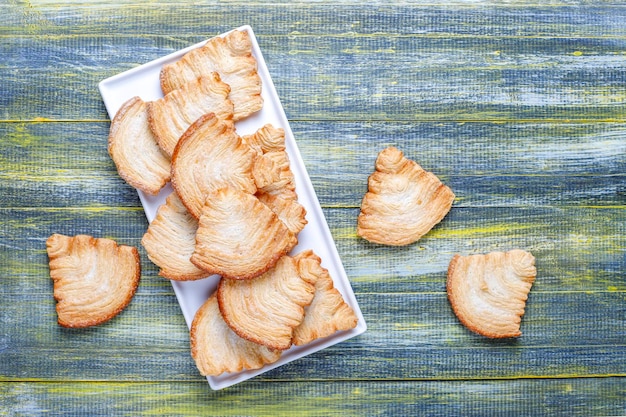 Biscotti di pasta sfoglia a forma di albero di Natale.