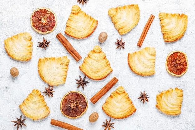 Biscotti di pasta sfoglia a forma di albero di Natale.