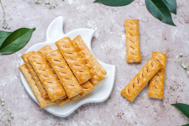 Biscotti di pasta sfoglia di mele in lamiera a forma di mela con mele fresche